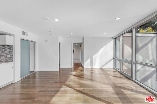 Building Photo - 901 Flower St