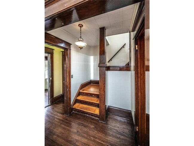 Building Photo - August 1st 2026- Large 5 Bedroom Single Fa...