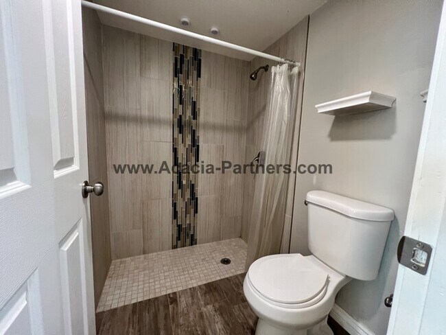 Building Photo - Remodeled Townhome