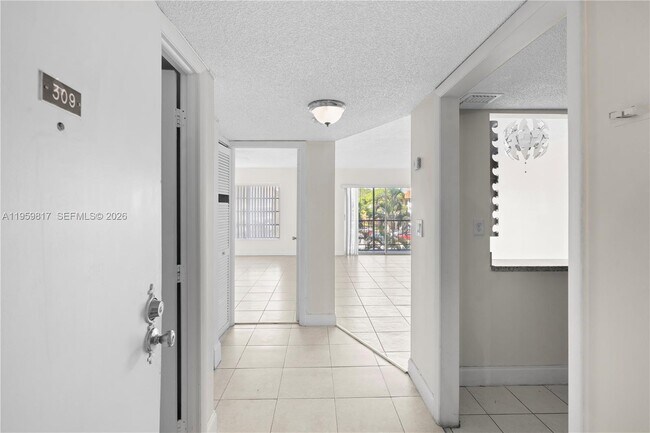 Building Photo - 4164 Inverrary Dr