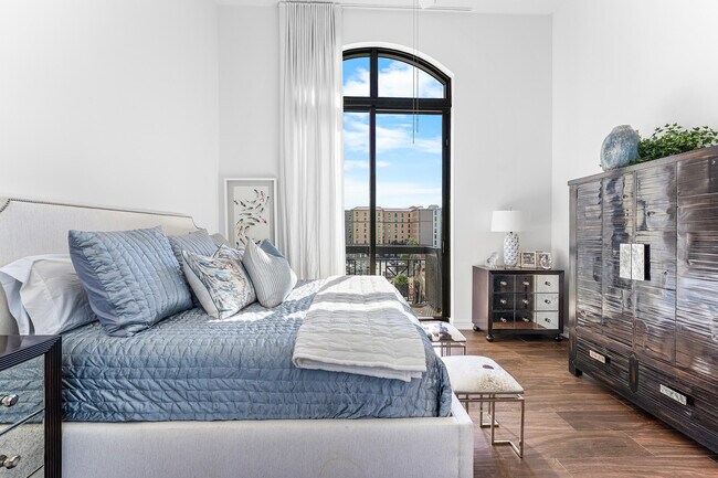 Building Photo - 701 S Olive Ave