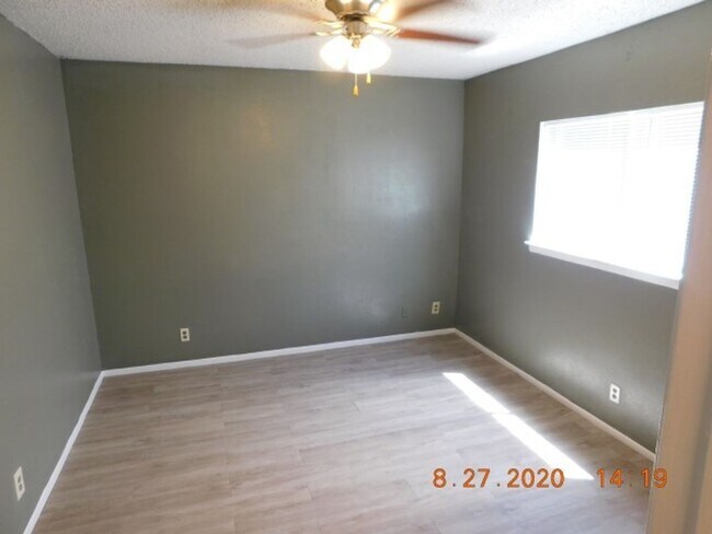 Building Photo - Nice 3 bedrooms, 2 full baths with half ba...