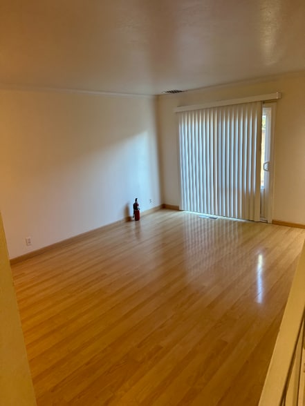 Building Photo - 447 Oak Ave