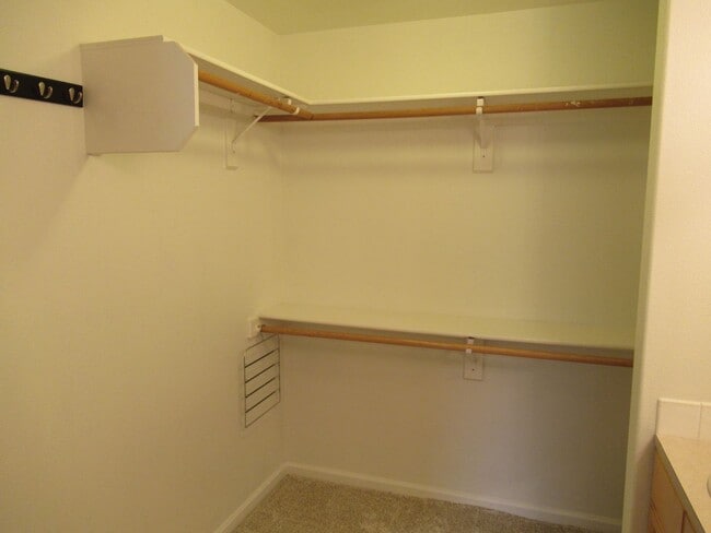 Building Photo - Large Four Bedroom in South Salem