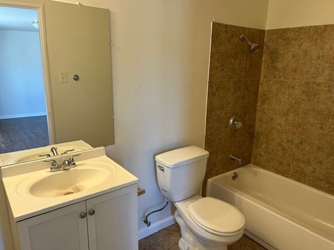 Building Photo - Spacious 3 Bedroom + Den Near Phoenix Country Club