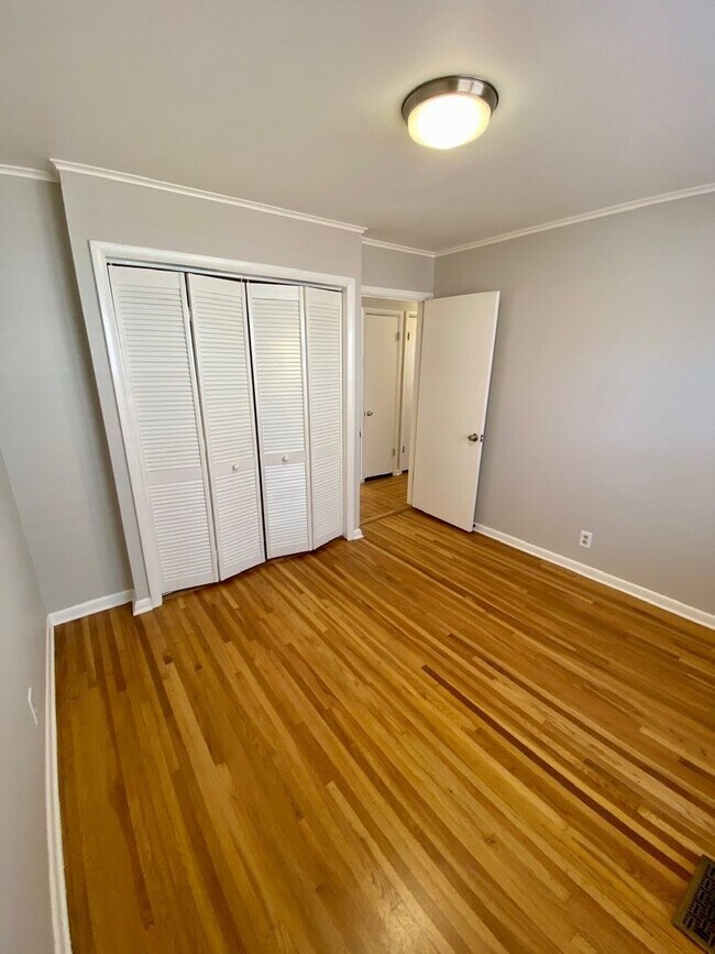 Building Photo - Updated & Renovated in Midtown! 3 Bedrooms...