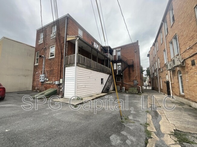 Building Photo - 13 W King St