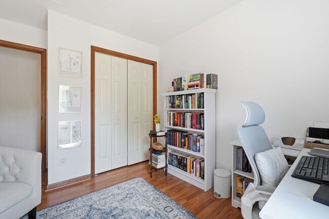Building Photo - A gem in Knells Ridge!