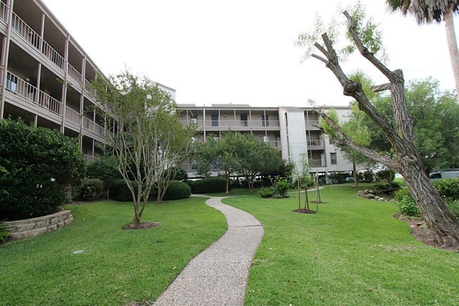Building Photo - 401 Lakeside Ln