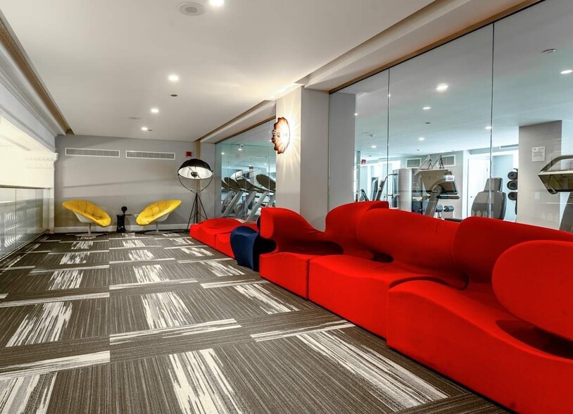 Building Photo - 5000 N Sheridan Rd