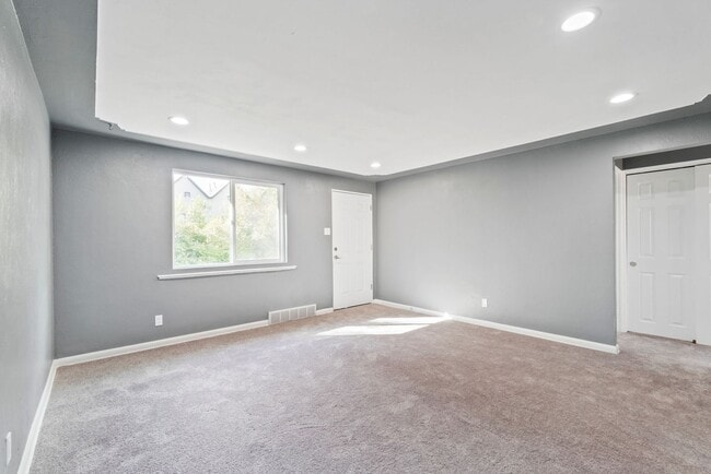 Building Photo - Charming 2-Bedroom unit with Modern Updates