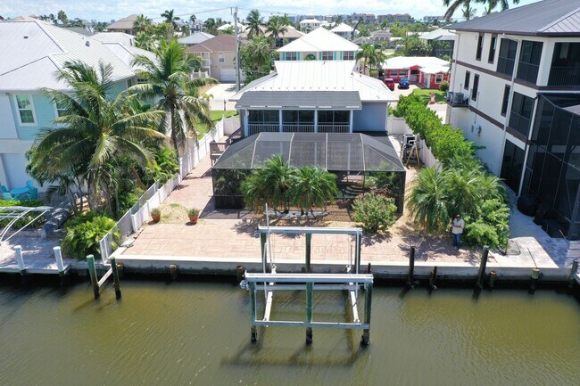 Building Photo - FT Myers Beach Amazing pool home