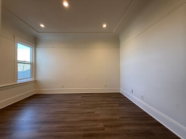 Building Photo - Newly Renovated Upper Unit – Bright 3BD / 1.5BA