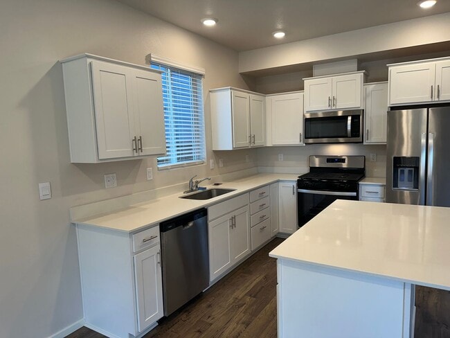 Building Photo - Newer 4 bedroom 2.5 bathroom house!