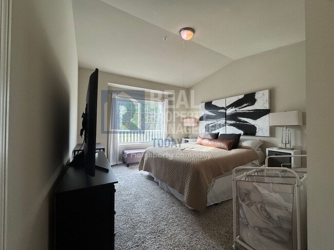 Building Photo - Beautifully Furnished 3 Bedroom Condo!