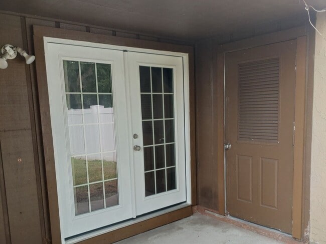 Building Photo - 2/2 in Whispering Pines - Close to shoppin...