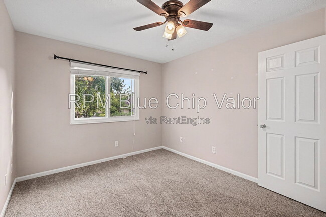 Building Photo - 5290 Bay Pointe Dr