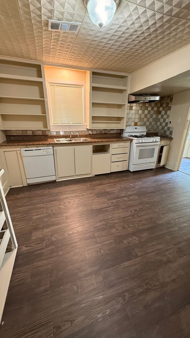 Building Photo - 4 Bedroom/2 Bath Home- Walking distance to...