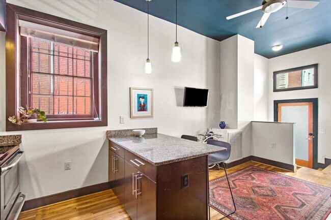 Building Photo - 206 N 1st St