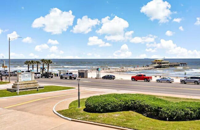 Building Photo - 6102 Seawall Blvd