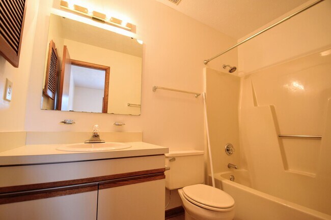 Building Photo - 1276 N Forest Dr