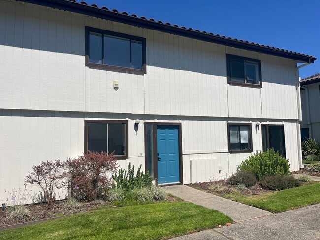 Building Photo - Newly renovated Townhome Grove Heights 1.5...