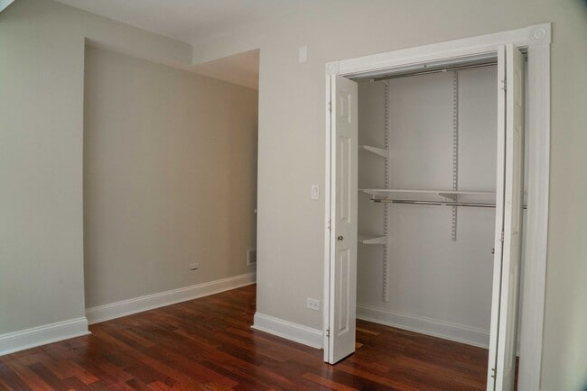 Building Photo - Gorgeous 5 Bedroom / 4 Full Bath Home along Chicago River