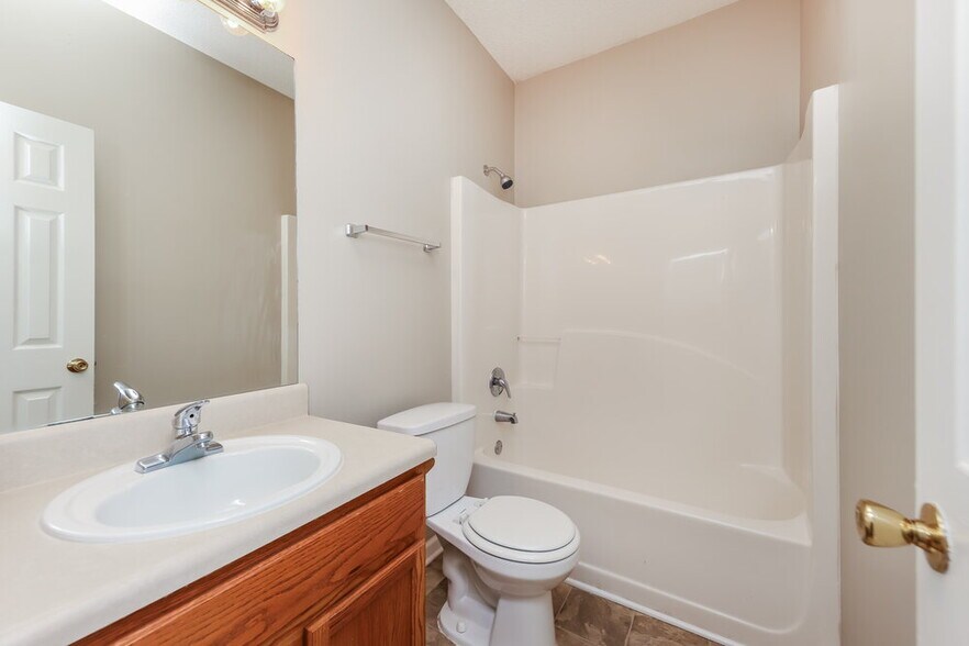 Building Photo - 229 Oakview Dr