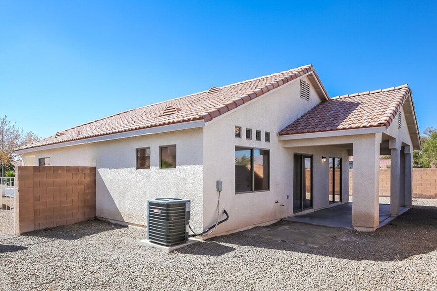 Building Photo - 5936 Crestmont Dr
