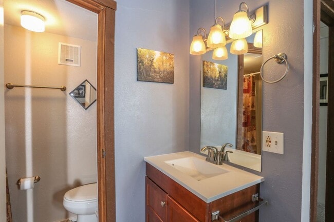 Building Photo - 2 Bedroom in Wildernest!  Summer lease!