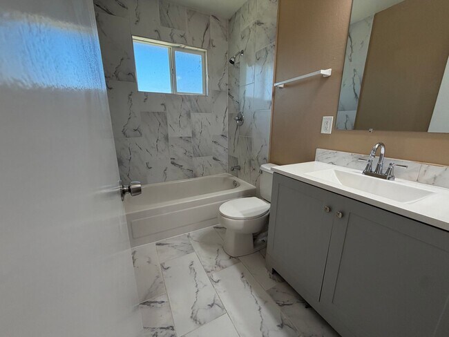 Building Photo - 5725 Woodleigh Dr
