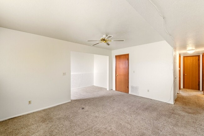 Building Photo - Available Immediately! 2 Bed 1 Bath in Denver