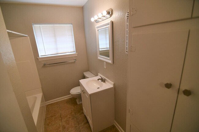 Building Photo - Newly Renovated!  3 bedroom, 1 bath home off Baker Blvd with easy access to Plank
