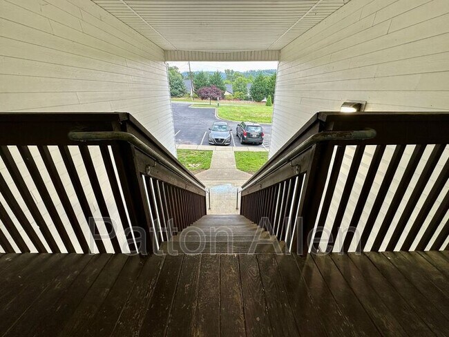 Building Photo - 8 Zell Ln