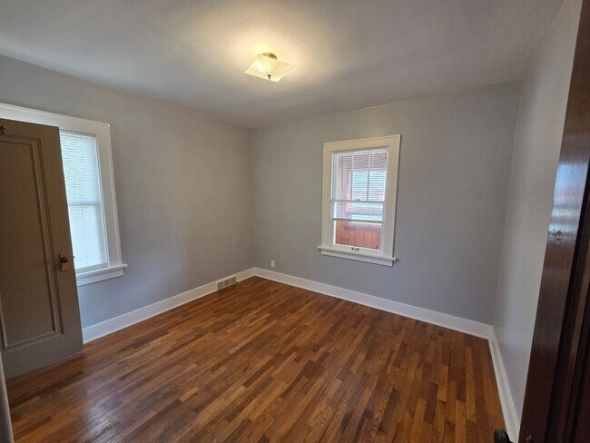 Building Photo - Charming 2-bedroom, 2-bath home