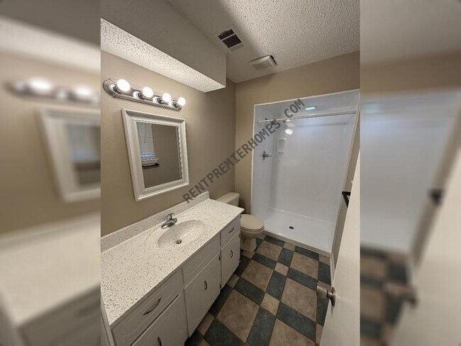 Building Photo - 322 E Lee Ave