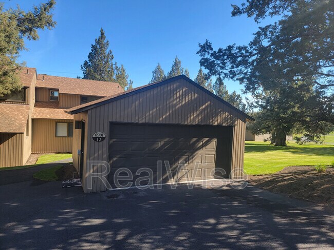 Building Photo - 6901 Robin Ct