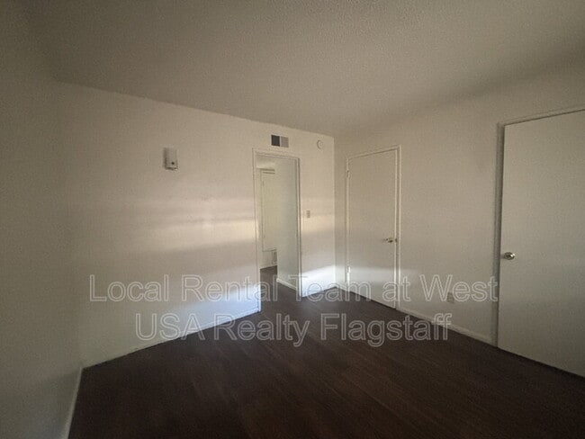 Building Photo - 2219 E Dortha Ave
