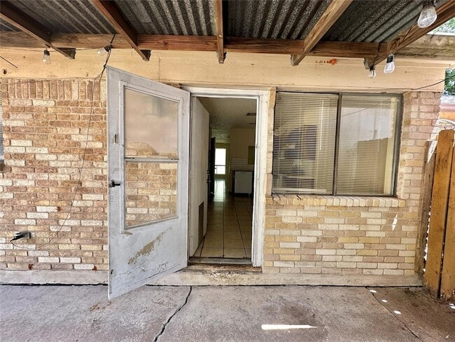 Building Photo - 207 W William Cannon Dr