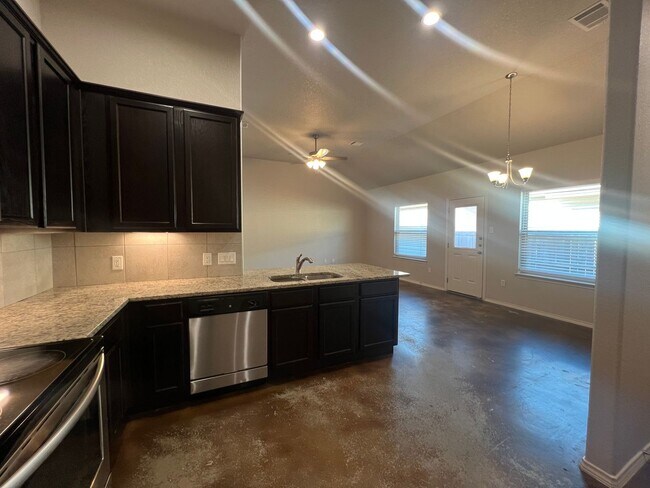 Building Photo - Luxury 3/2 Duplex in Seguin, Texas