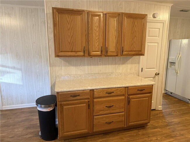 Building Photo - 2222 Parkwood Dr