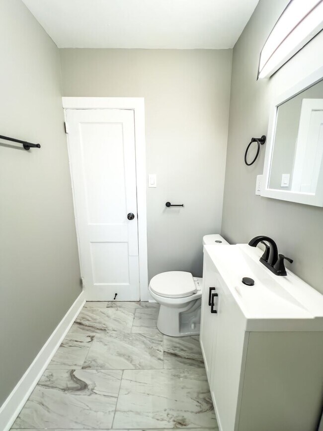 Building Photo - 5548 Woodland Ave