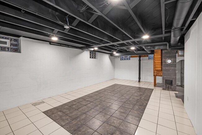 Building Photo - 5873 N Santa Monica Blvd