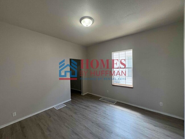 Building Photo - Two Bedroom House | Move in Ready