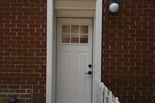 Building Photo - 2414 Glenwood Dr NE