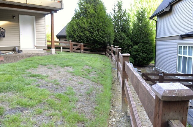 Building Photo - Desirable location/Redmond Ridge! Modern but functional. Great layout for entertaining guest or c...