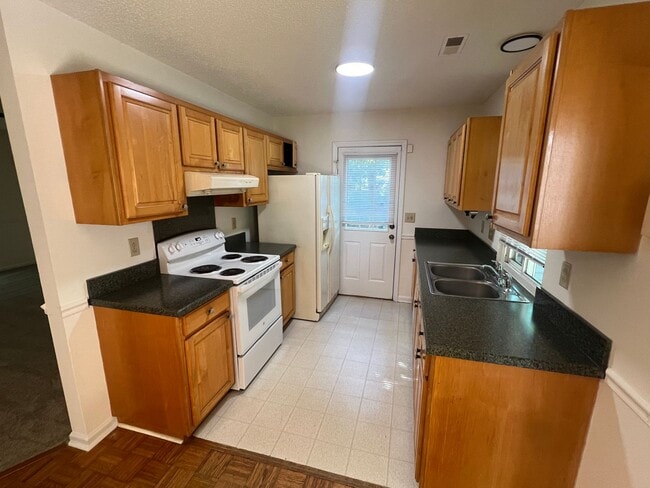 Building Photo - 2319 Oak Leigh Dr