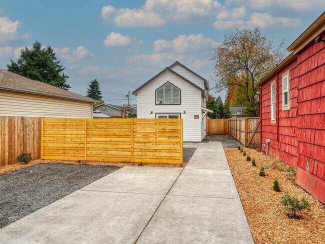 Building Photo - 2Bed 2Bath Home with Washer/Dryer!