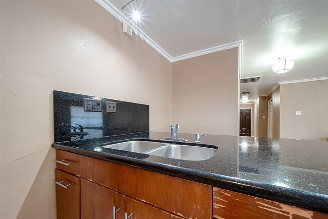 Building Photo - 7711 Beechnut St