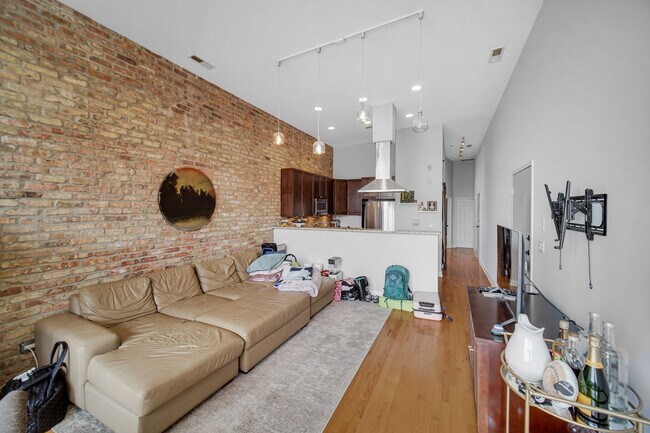 Building Photo - 1552 W Fullerton Ave